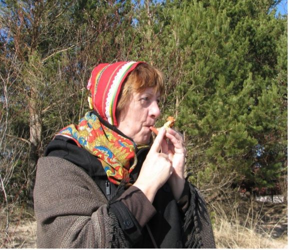 Gunta Kiršteine, a singer from the Kūolka Livonian ensemble "Laula", calls together the bird wakers