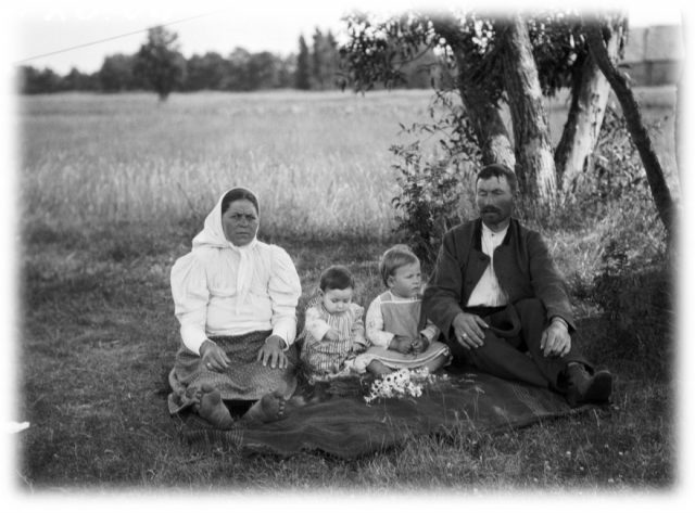 Nēze and Jānis Rozenfelds with their children in Īra, in 1912. Photo by Vilho Setälä